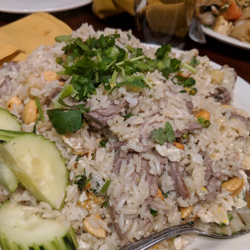 Sawadee Thai Restaurant - Thai Restaurant - good service,chicken,fruit,clean,town,parking,outdoor seating,dinner,great value,curry,big portions,mango,takeout,lunch specials,good for a quick meal,basil,stir fry,puff pastry,pinapple