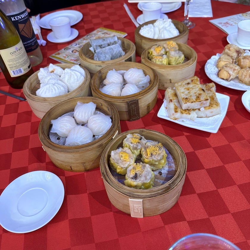 Golden Unicorn - Cantonese Restaurant,Dim Sum Restaurant,Dim Sum,Cantonese - breakfast food,well,lunch,town,tea,rice,pastries,city,eggs,lines,dinner,crowded,great value,bacon,pancakes,takes reservations,coconut,spinach,Christmas,pumpkin,dim sum,long waits,wontons,custard,sesame,lively,porridge,spare ribs,good for groups,pork buns,good for special occasions,scallions,leeks,tripe,chicken feet,yum cha,shumai,beef sausages,turnip cakes,radish cakes,jing fong