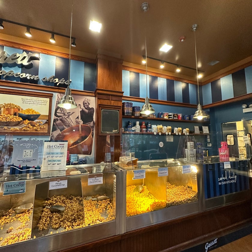 Garrett Popcorn Shops - Grocery Store - cheese,lines,casual,movies,great value,caramel,family-friendly,popcorn,almonds,cheesecorn,chicago mix