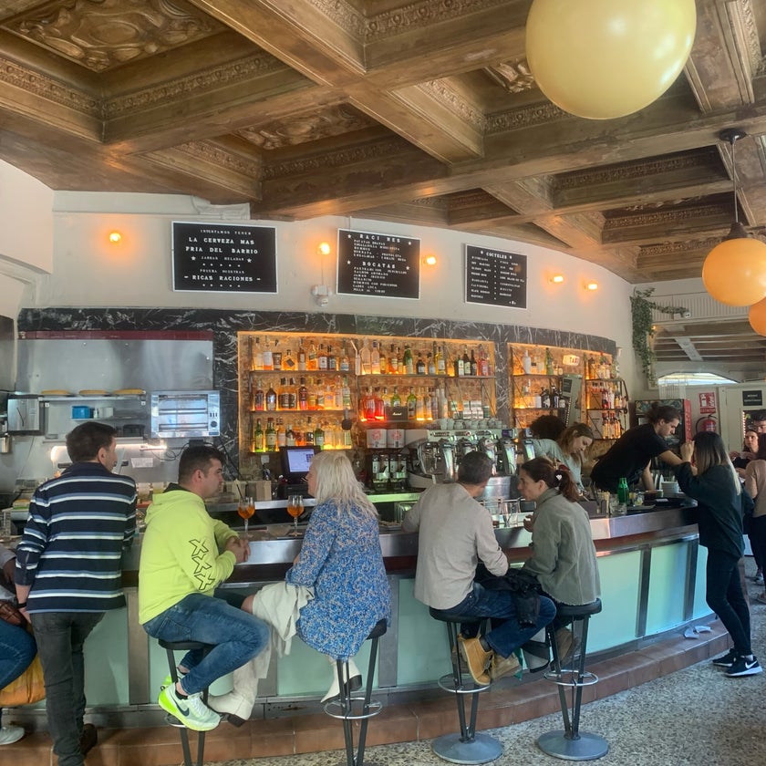 Café Pavón - Breakfast Spot,Tapas Bars,Dive Bars - restaurants,bar,coffee,music,healthy food,crowded,neighborhood,trendy,good for dates,pets,good for a quick meal,good for groups