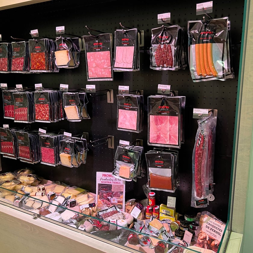 Andreu Xarcuteria i Tastets - Deli - restaurants,staff,crowded,trendy,ham,good for a quick meal,good for singles