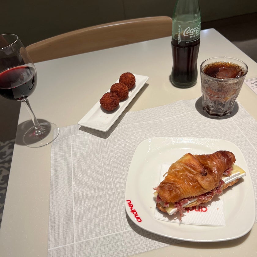 Andreu Xarcuteria i Tastets - Deli - restaurants,staff,crowded,trendy,ham,good for a quick meal,good for singles