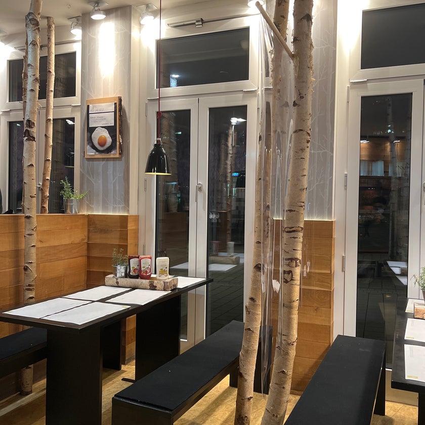 HANS IM GLÜCK Burgergrill & Bar - Bar,Burger Joint,Vegan and Vegetarian Restaurant - restaurants,good service,burgers,salads,healthy food,liquor,crowded,great value,oranges,mustard
