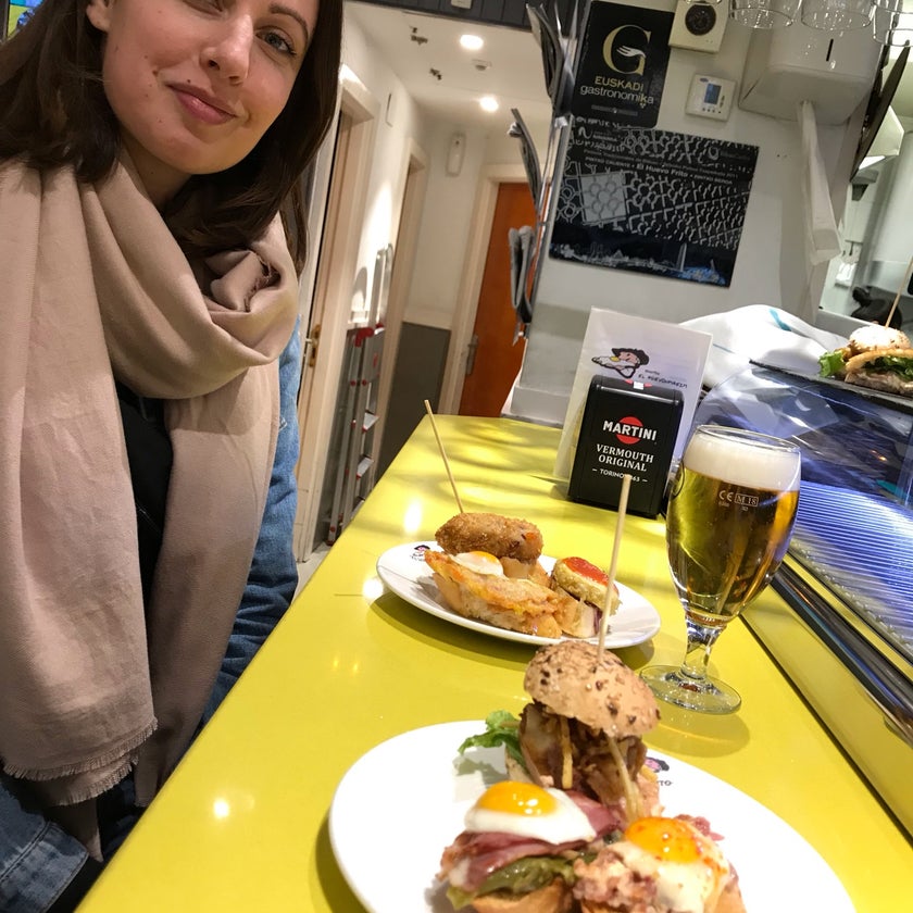 El Huevo Frito - Bar,Tapas Restaurant - bar,meats,friendly staff,music,crowded,trendy,tortillas,good for a quick meal,skewers,fried eggs,pintxos,pintos,black sauce