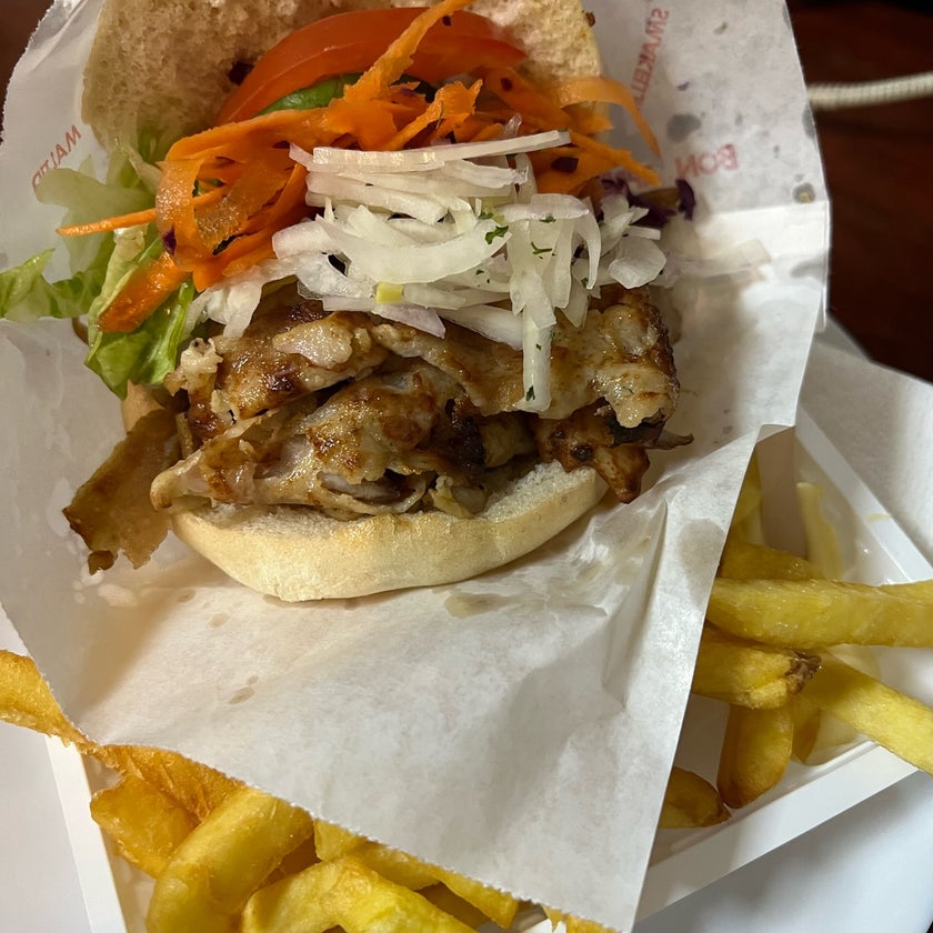 Dönerland Eethuis - Moroccan Restaurant - vegetables,doner kebab,garlic sauce,grilled bread