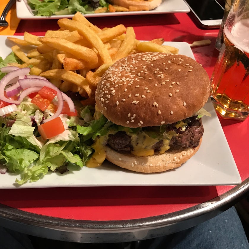 Le Café Jean - Bar,French Restaurant - good service,casual,happy hour,chicken burgers