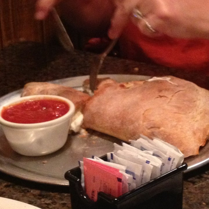 Genovese's Italian Café - Pizzeria,Italian Restaurant,Italian,Pizza,Salad - bar,friendly staff,salads,town,dinner,neighborhood,good for dates,fresh made,good for special occasions
