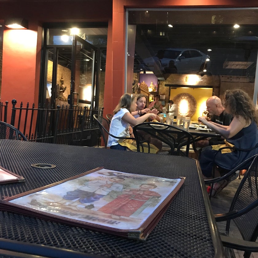 Sawadee Thai Restaurant - Thai Restaurant - good service,chicken,fruit,clean,town,parking,outdoor seating,dinner,great value,curry,big portions,mango,takeout,lunch specials,good for a quick meal,basil,stir fry,puff pastry,pinapple