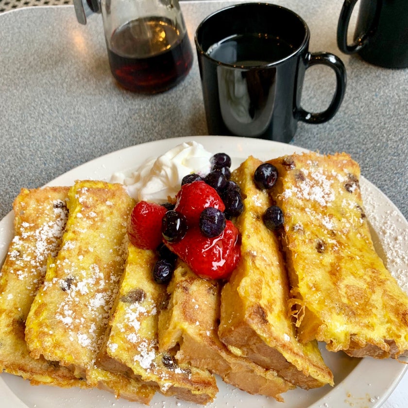 Angelo's - Deli,Diner,American Restaurant - restaurants,bar,coffee,breakfast food,cheese,lunch,brunch food,town,parking,eggs,crowded,pancakes,bakeries,waffles,trendy,good for dates,French toast,lemonade,diner food,walnuts,good for groups,good for special occasions,fresh squeezed OJ,huevos rancheros,raisin bread,lox benedict