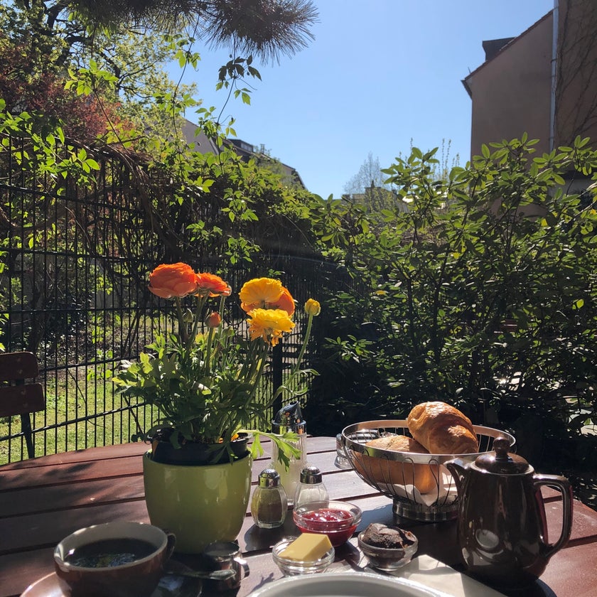 Café im Hinterhof - Bistro,Café,Coffee Shop - restaurants,breakfast food,brunch food,healthy food,espresso drinks,quiet,crowded,great value,trendy,good for dates,good for groups