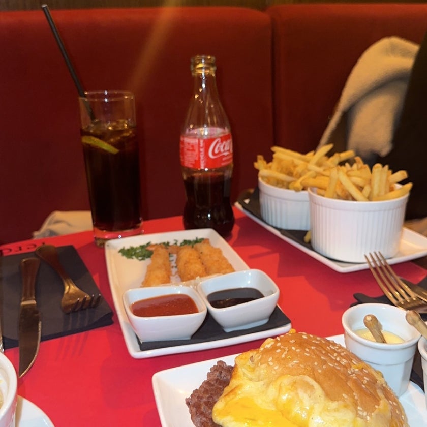 Ferdi - French Restaurant - desserts,chicken,friendly staff,burgers,salads,well,lunch,town,french fries,eggs,dinner,crowded,takes reservations,corn,crispy food,mac & cheese,cheeseburgers,tortillas,churros,red peppers,chess,good for singles