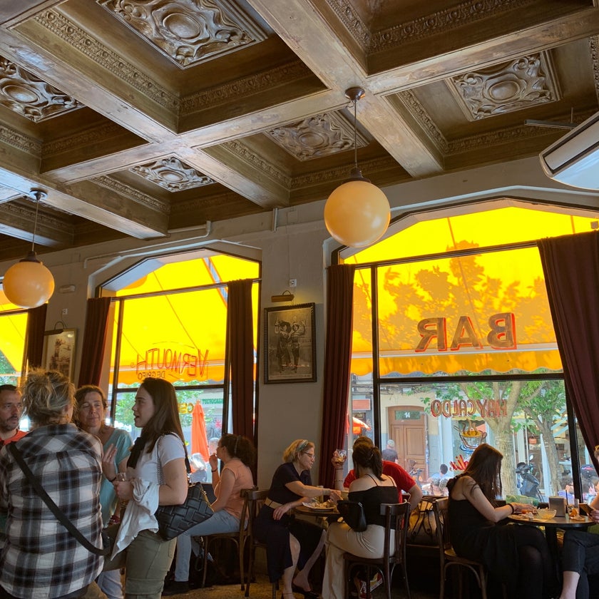 Café Pavón - Breakfast Spot,Tapas Bars,Dive Bars - restaurants,bar,coffee,music,healthy food,crowded,neighborhood,trendy,good for dates,pets,good for a quick meal,good for groups