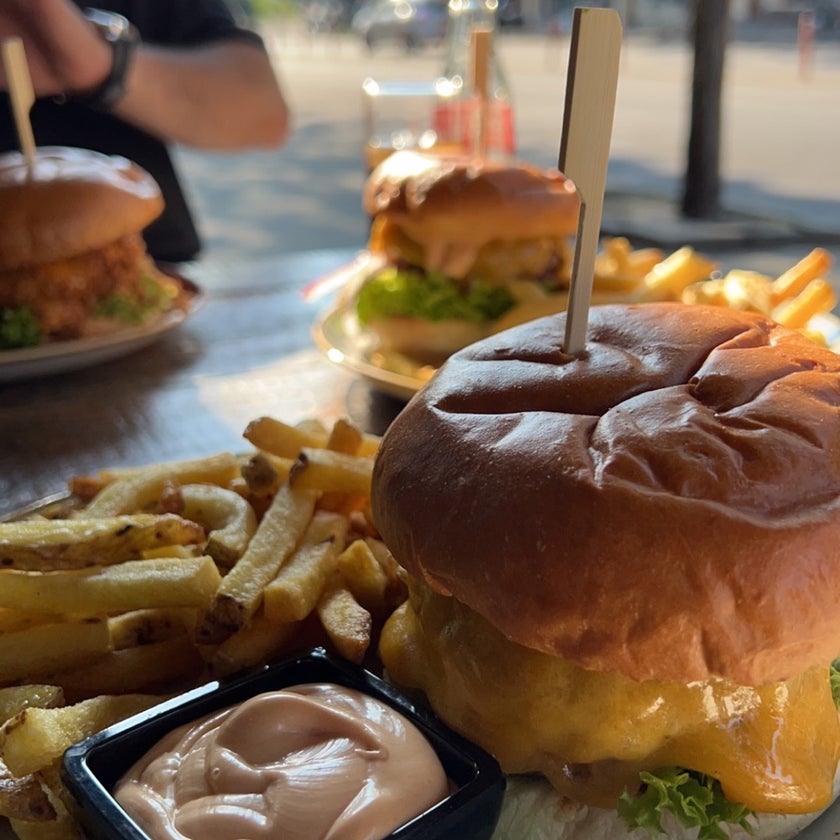 The Happy Bull - Burger Joint - restaurants,burgers,spicy food,milkshakes,nachos,good for groups,non alcoholic beer