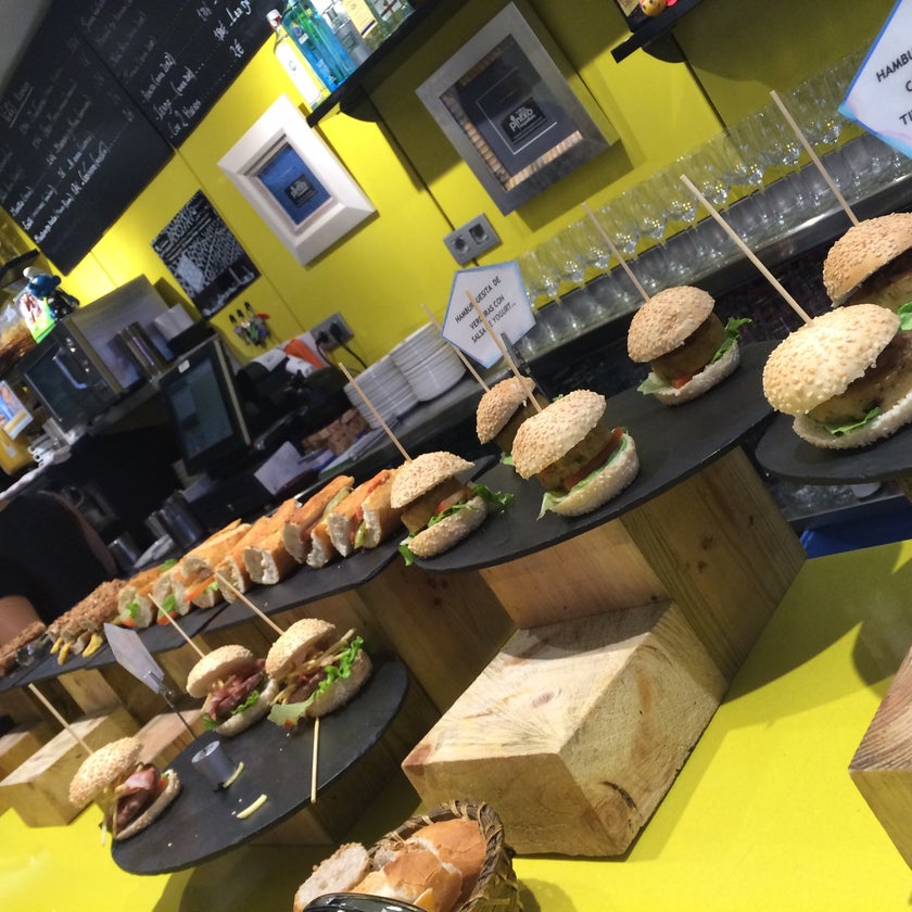 El Huevo Frito - Bar,Tapas Restaurant - bar,meats,friendly staff,music,crowded,trendy,tortillas,good for a quick meal,skewers,fried eggs,pintxos,pintos,black sauce