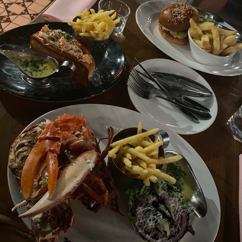 Burger & Lobster - Arts and Entertainment,Cocktail Bar,Burger Joint - burgers,sandwiches,cheese,salads,well,lunch,healthy food,town,dinner,crowded,tropical drinks,great value,lobster,spacious,trendy,truffles,good for groups,vanilla milkshakes,lemon juice,panko,raspberry lemonade,good for singles