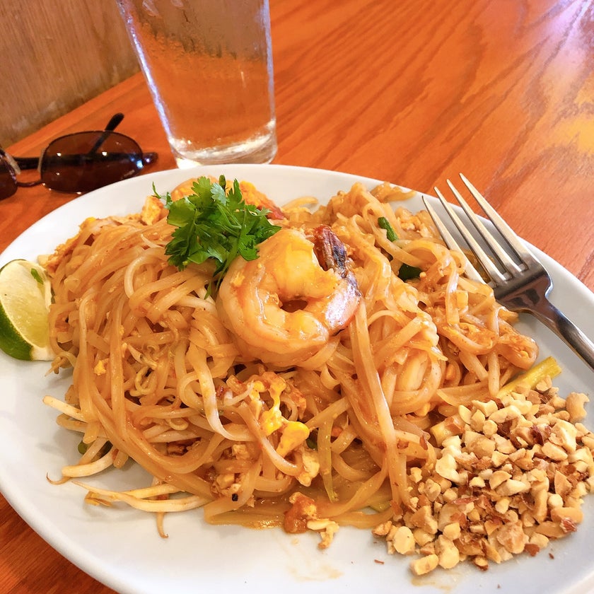 Thai Arroy - Thai Restaurant - chicken,salads,lunch,clean,city,spicy food,dinner,great value,chefs,Thai food,mango,takeout,trendy,hills,Tom Yum soup,BYOB,green curry,Thai tea,good for groups,sticky rice,cashews,peanut sauce,crispy spring rolls