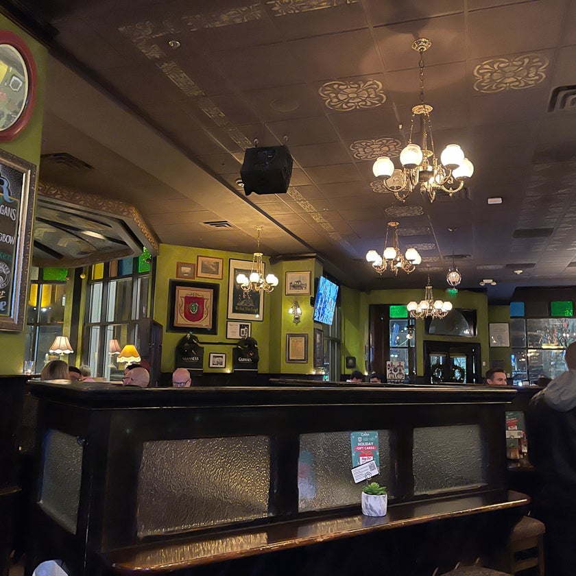 Kieran's Irish Pub - Lounge,Sports Bar,Comfort Food Restaurant - bar,breakfast food,fish,sandwiches,salads,well,lunch,town,city,outdoor seating,pubs,dinner,live music,crowded,great value,happy hour,discounts,peppers,events,appetizers,cheesecake,trendy,honey,fields,soccer,good for a quick meal,festivities,pretzels,cider,trivia,tomato soup,good for groups,good for special occasions,pot roast,stuffed mushrooms,bangers and mash,white cheddar,summer drinks,big ginger,chicken shots,twins game