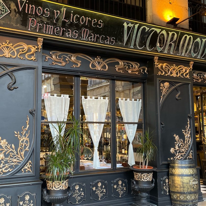 Víctor Montes - Tapas Restaurant - bar,good service,desserts,cheese,well,rice,steak,mushrooms,onions,cheesecake,Plaza,ham,tortillas,prints,foie gras,skewers,bull,pintxos,pimentos,leeks,fundido,milk pudding,pinchos,surimi elvers