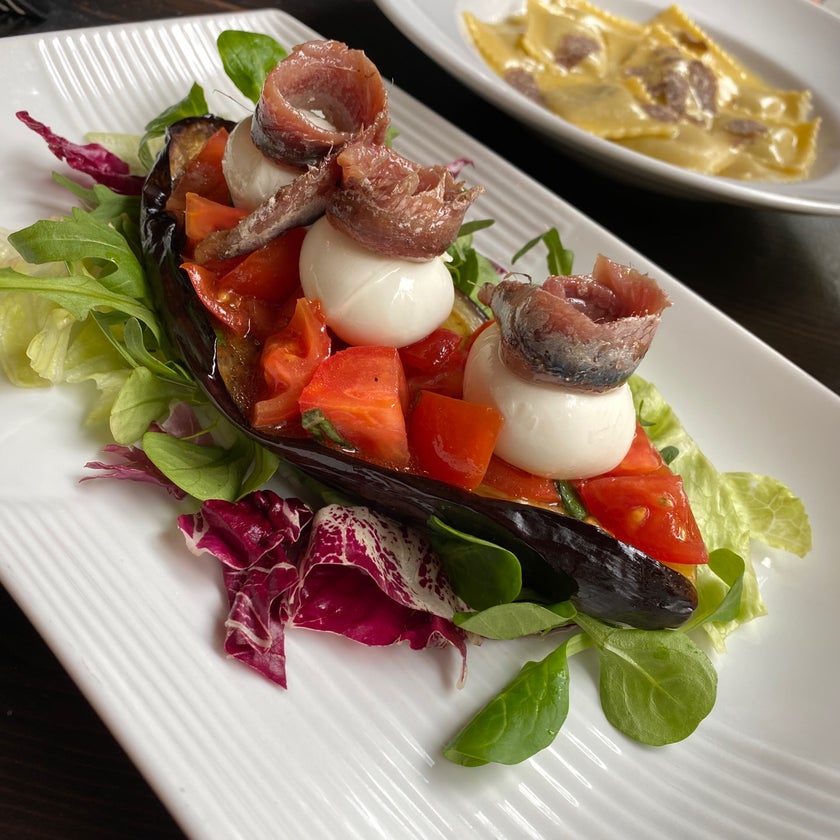Petrarca - Wine Bar,Italian Restaurant - restaurants,bar,good service,salads,well,lunch,healthy food,dinner,crowded,great value,homemade food,trendy,good for dates,good for a quick meal,peas,burrata cheese,truffle oil,changing menu,lasagne,antipasto,polenta,ragu,good for singles