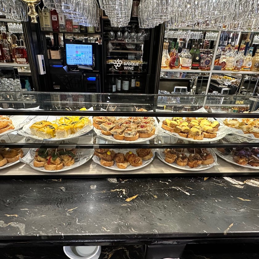 Víctor Montes - Tapas Restaurant - bar,good service,desserts,cheese,well,rice,steak,mushrooms,onions,cheesecake,Plaza,ham,tortillas,prints,foie gras,skewers,bull,pintxos,pimentos,leeks,fundido,milk pudding,pinchos,surimi elvers