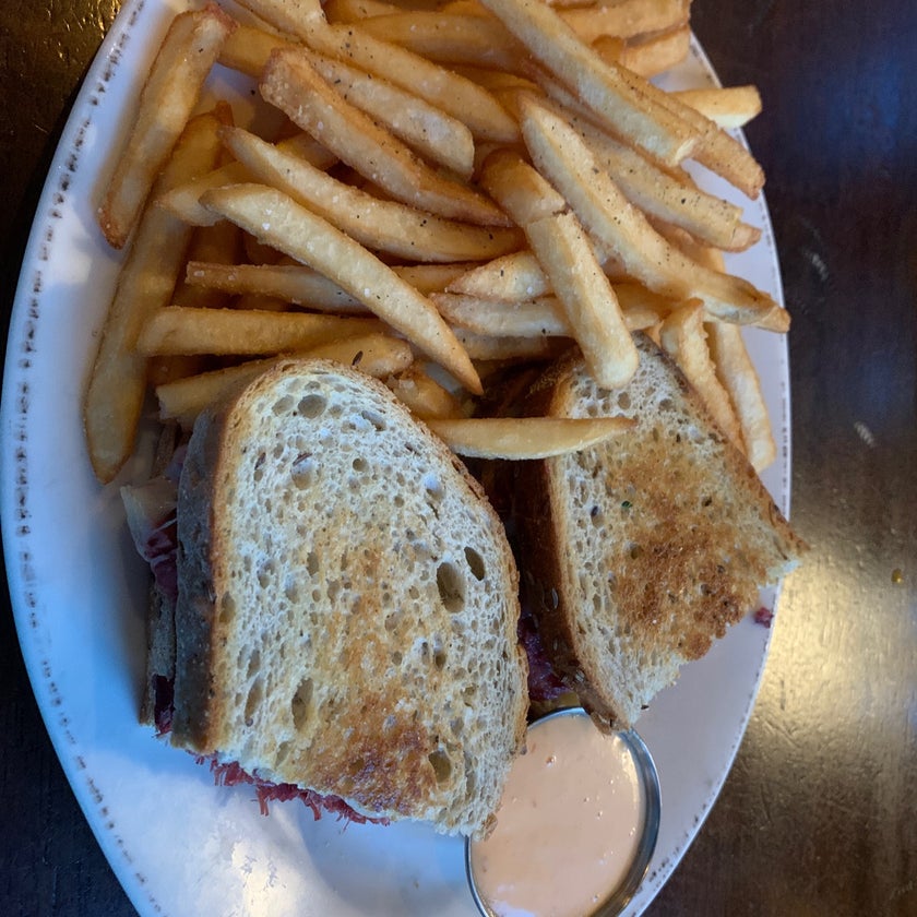 Kieran's Irish Pub - Lounge,Sports Bar,Comfort Food Restaurant - bar,breakfast food,fish,sandwiches,salads,well,lunch,town,city,outdoor seating,pubs,dinner,live music,crowded,great value,happy hour,discounts,peppers,events,appetizers,cheesecake,trendy,honey,fields,soccer,good for a quick meal,festivities,pretzels,cider,trivia,tomato soup,good for groups,good for special occasions,pot roast,stuffed mushrooms,bangers and mash,white cheddar,summer drinks,big ginger,chicken shots,twins game