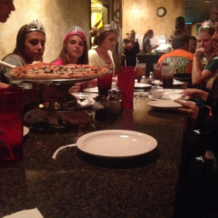 Genovese's Italian Café - Pizzeria,Italian Restaurant,Italian,Pizza,Salad - bar,friendly staff,salads,town,dinner,neighborhood,good for dates,fresh made,good for special occasions