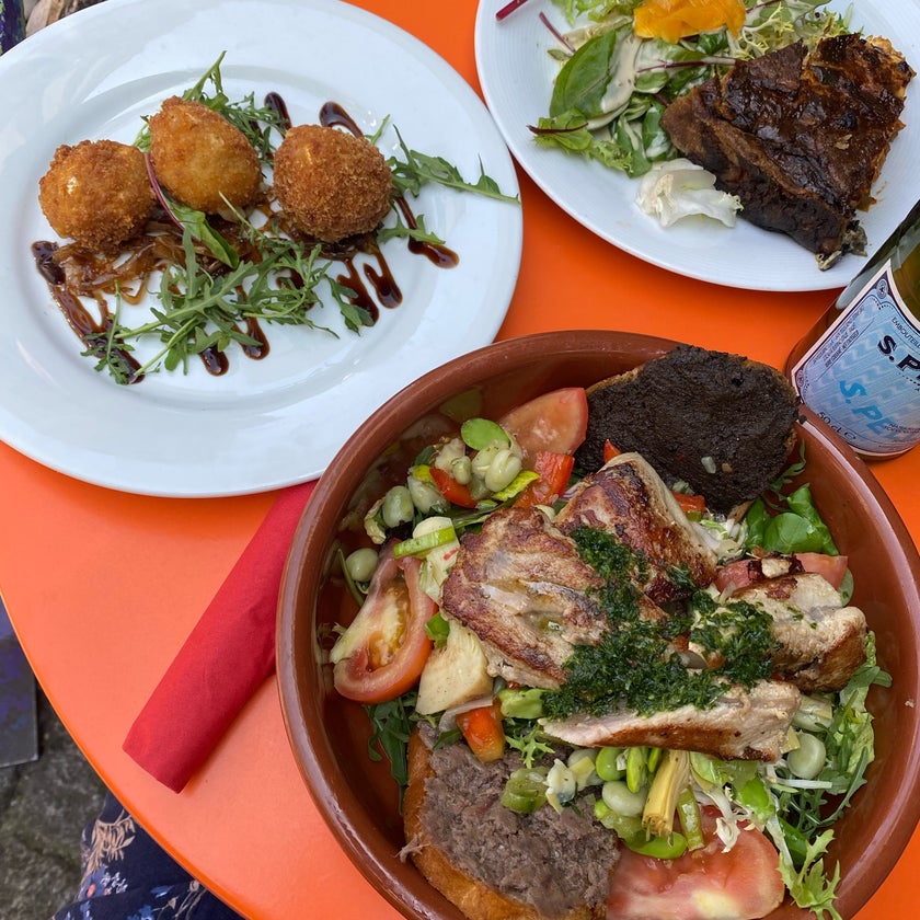 L'Eté en Pente Douce - French Restaurant,French - restaurants,bar,outdoor seating,crowded,good for dates