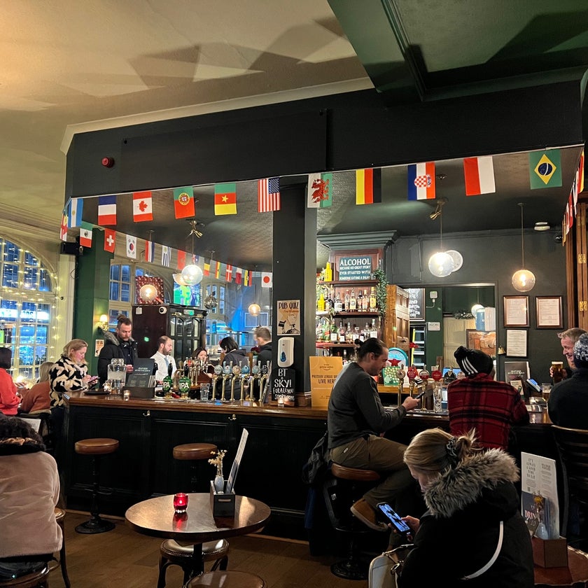 Queen Adelaide Shepherds Bush - Bar,Gastropub - bar,alcohol,chicken,lunch,brunch food,eggs,dinner,chips,authentic,pies,chili,good for dates,good for groups,Sunday roasts,sausage rolls