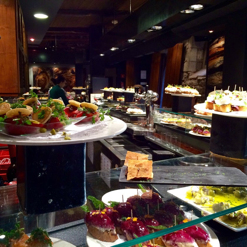 Sagardi Bcn Gotic - Tapas Restaurant - cheese,lunch,healthy food,town,outdoor seating,dinner,crowded,great value,ribs,snacks,mushrooms,tapas,tourism,trendy,good for dates,country,good for a quick meal,skewers,good for special occasions,pintxos,anchovies,pimentos,green salad,egg yolks,boudin,Basque,cideries,pinchos,Iberian ham