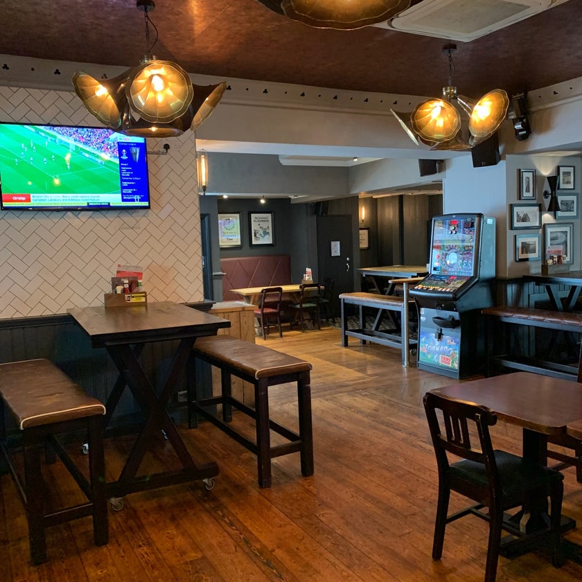 O'Neill's - Pub,Pubs - meats,beer,beef,lunch,town,chips,performances,arts,homemade food,gardens,cider,good for groups,chicken and mushroom,crockpot