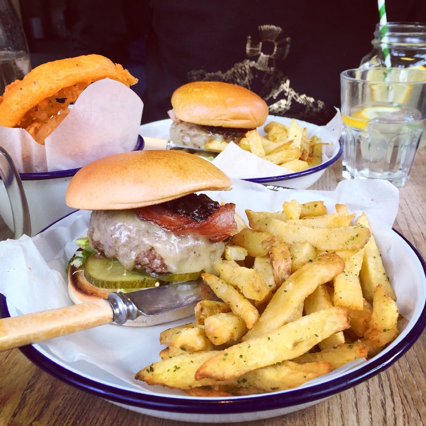 Honest Burgers - Burger Joint,American Restaurant - restaurants,burgers,music,well,lunch,town,spicy food,dinner,chips,crowded,great value,bacon,lemonade,gluten-free food,ginger,good for a quick meal,mayonnaise,pigs,fritters,good for groups,rosemary,free range,fresh mint,student deals