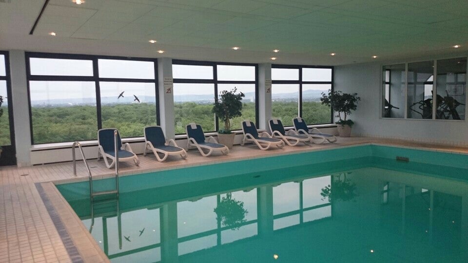 hotel-pool