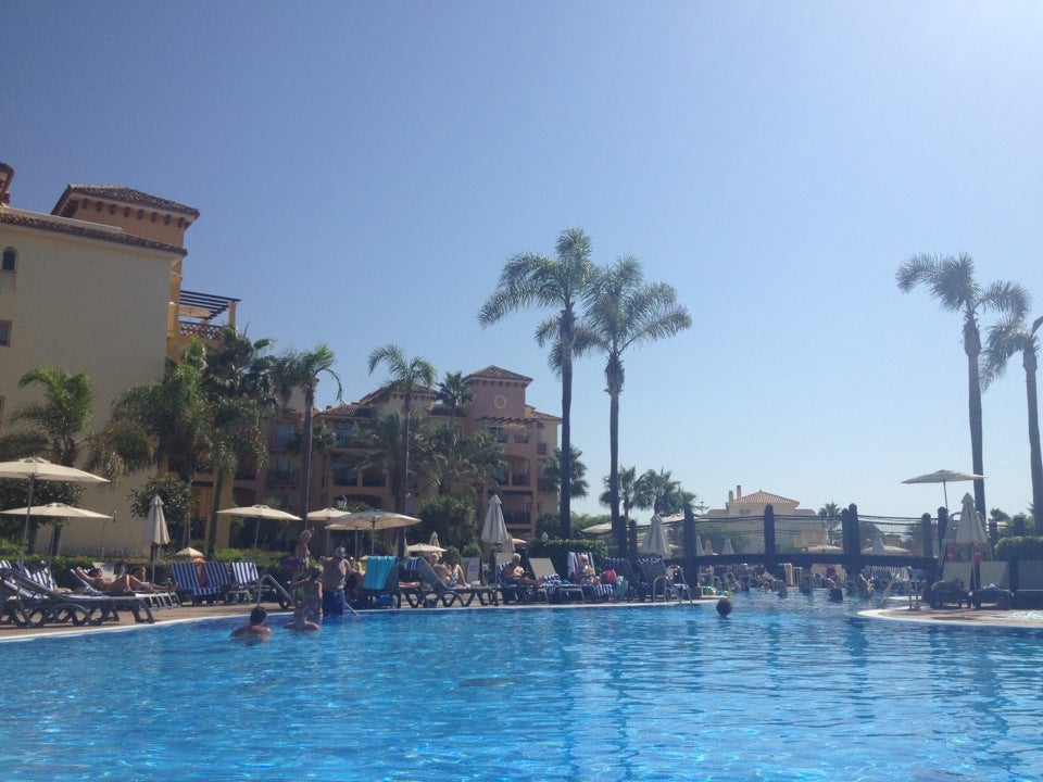 hotel-pool
