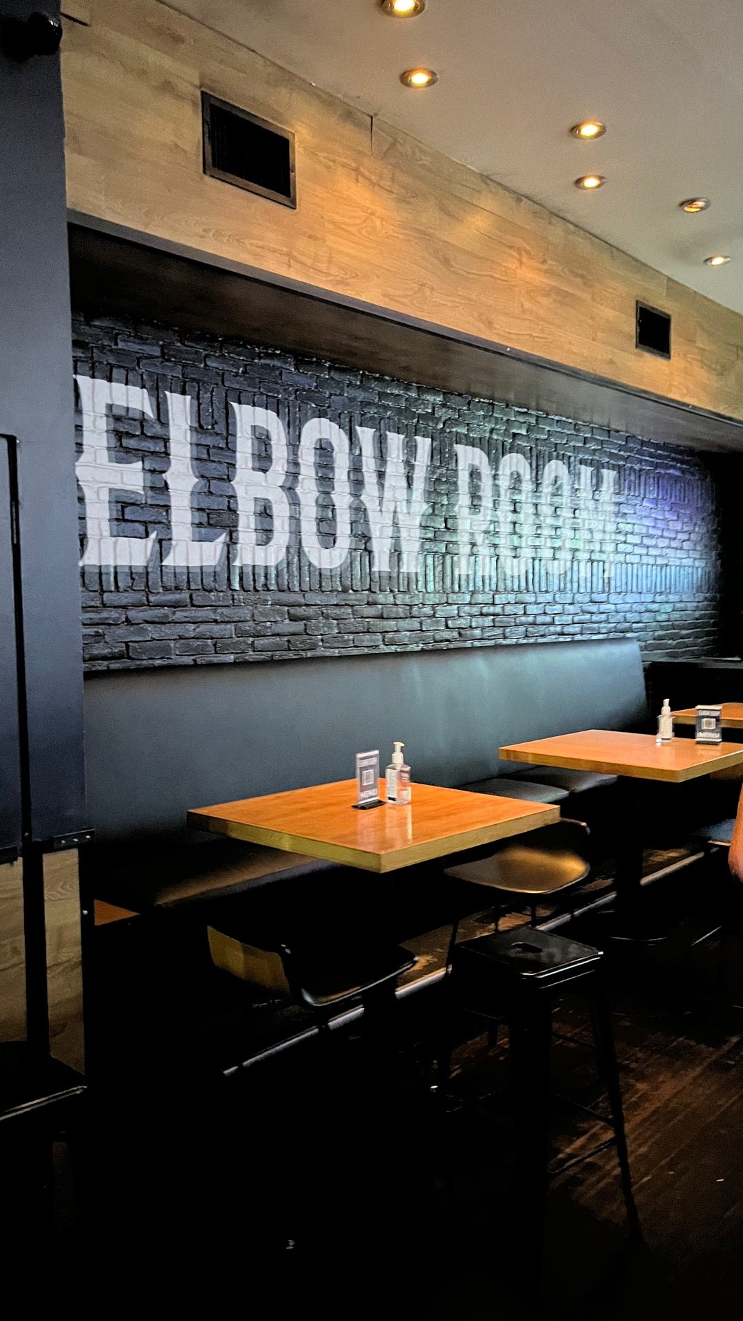 Elbow Room restaurant in Los Angeles