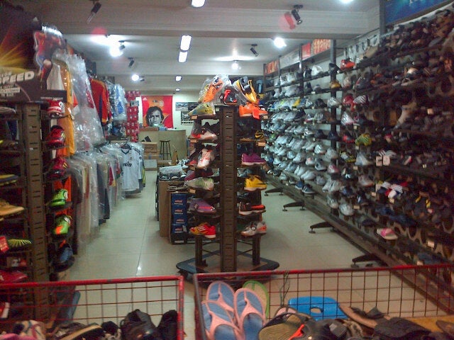 Toko Sepatu Famous