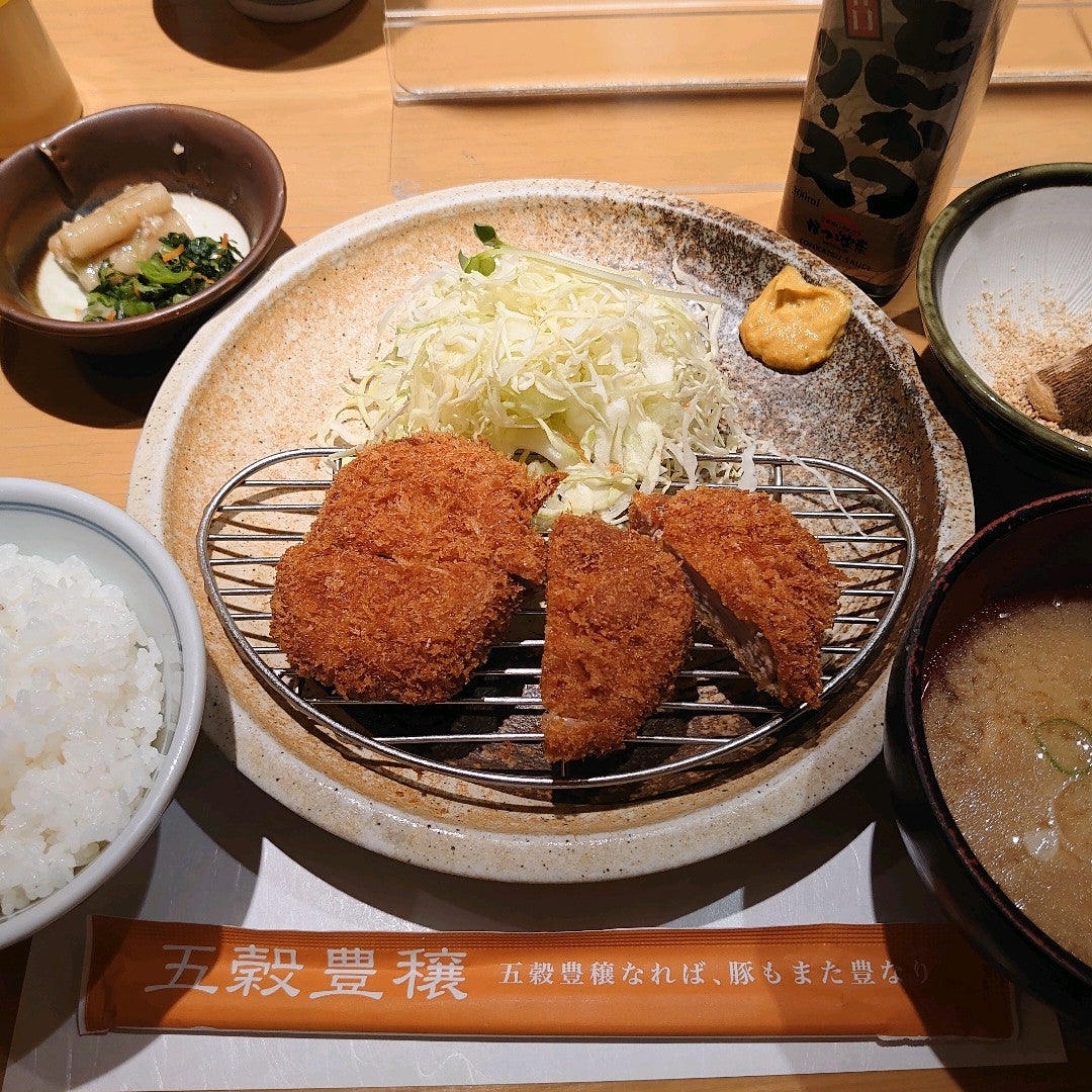 とんかつ かつ友 Logo