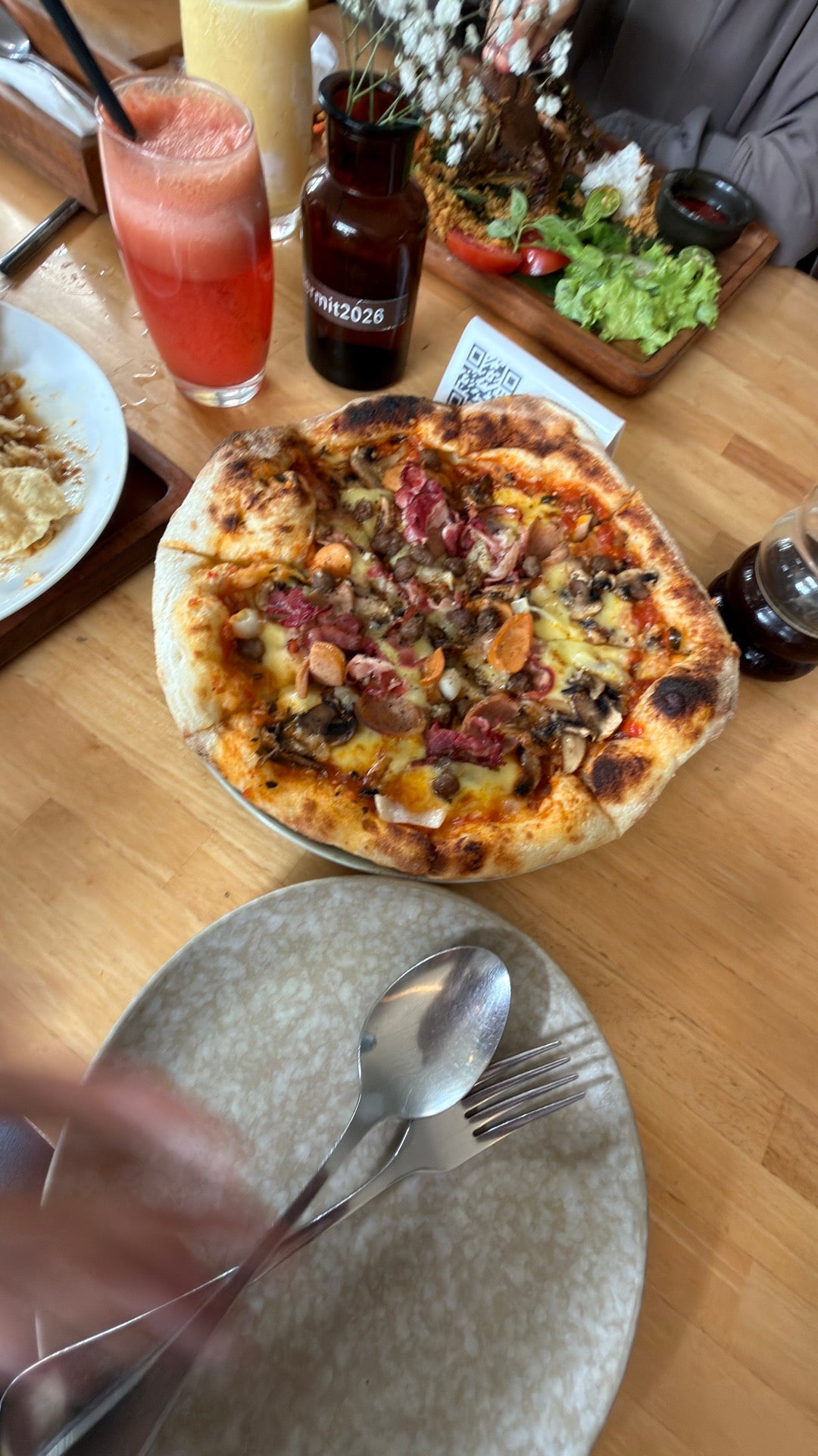 허밍버드 이터리 앤 스페이스: 반둥 맛집 탐방 — Bandung