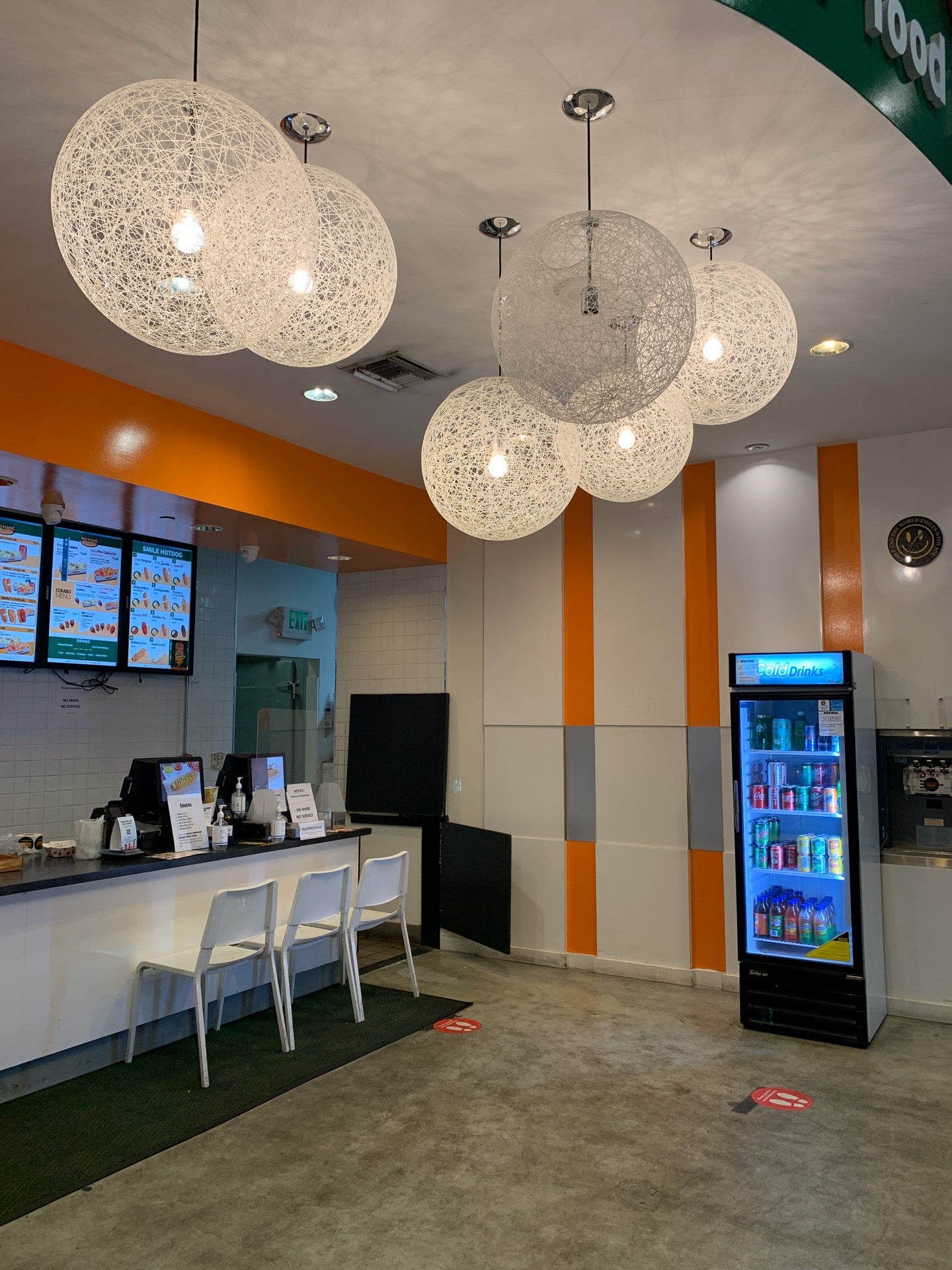 Smile Hot Dog restaurant in Los Angeles