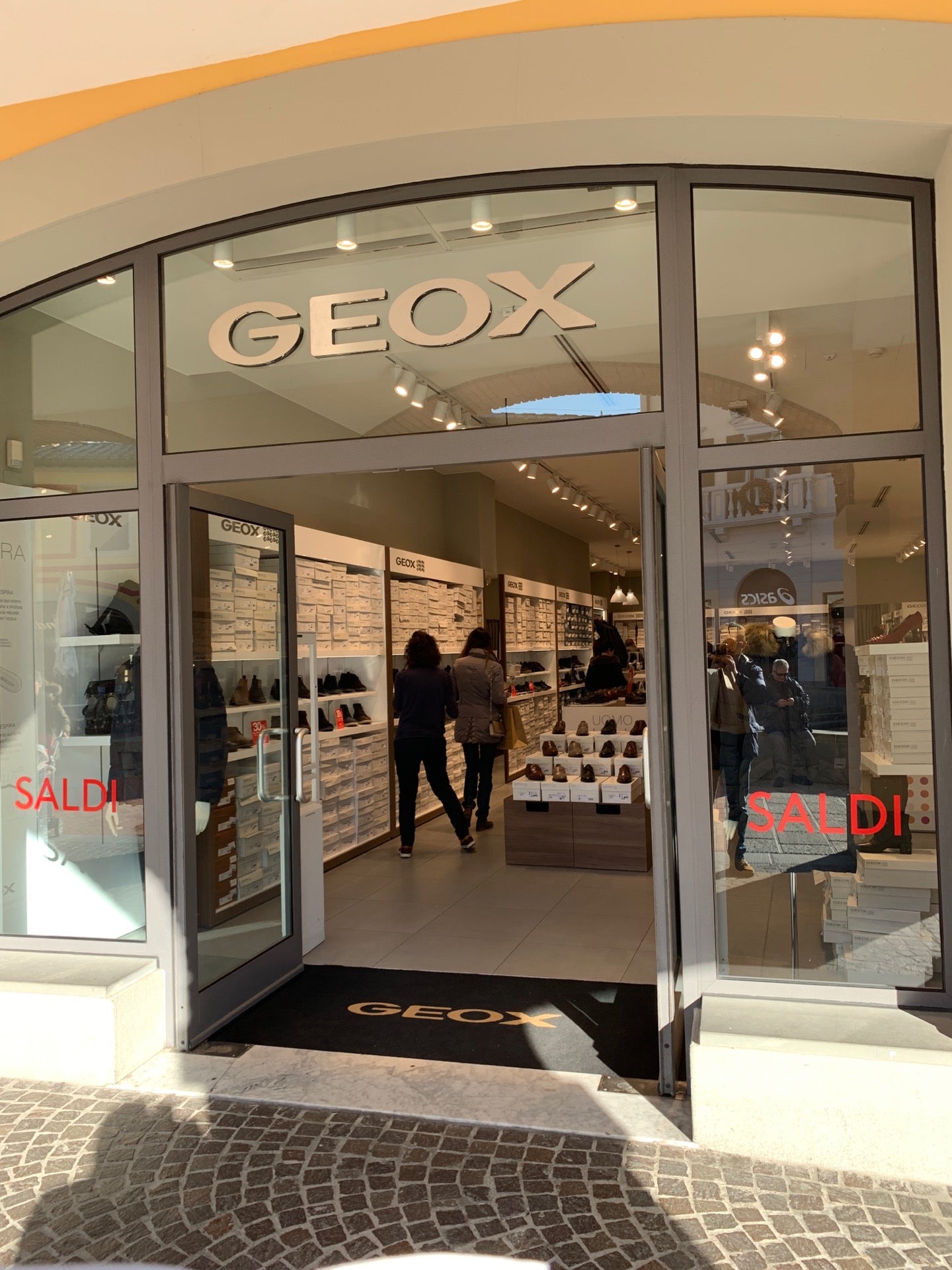 Geox Outlet Logo
