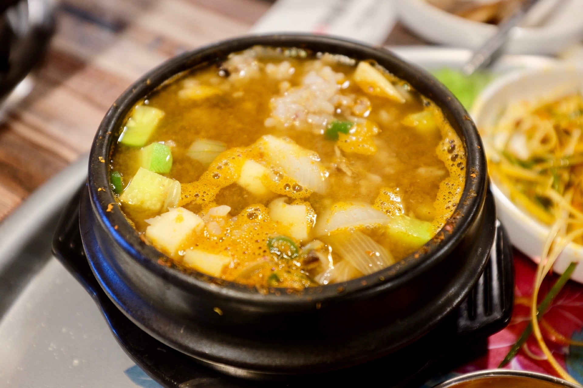 꽃돼지 마을회관 Logo