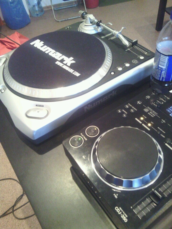 Школа Диджеев Djostik School На Ленфильме Logo