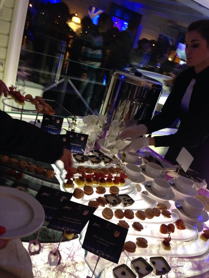 Детское Кафе " Петровский " Logo