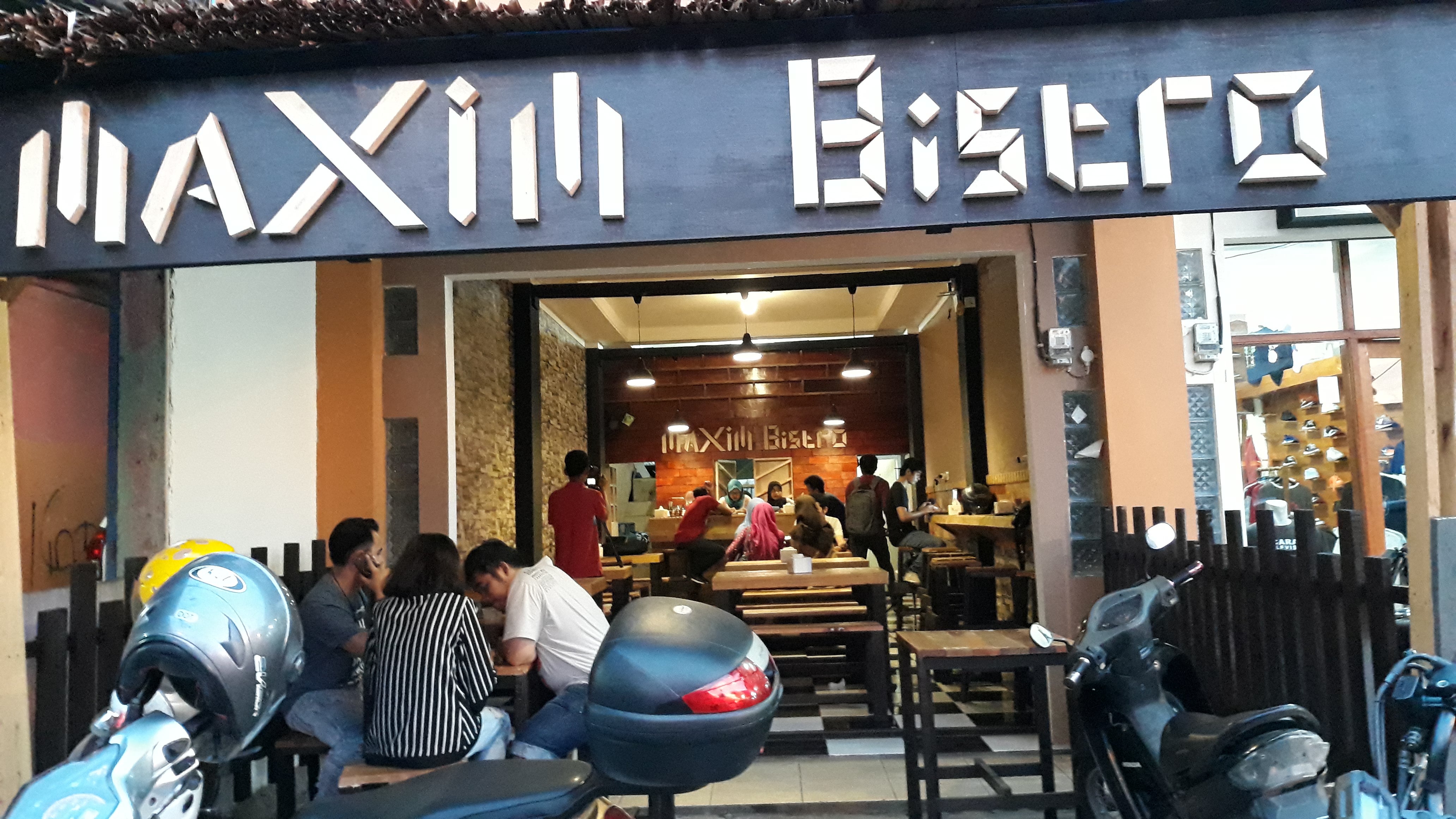 Maxim Bistro Foods & Drinks