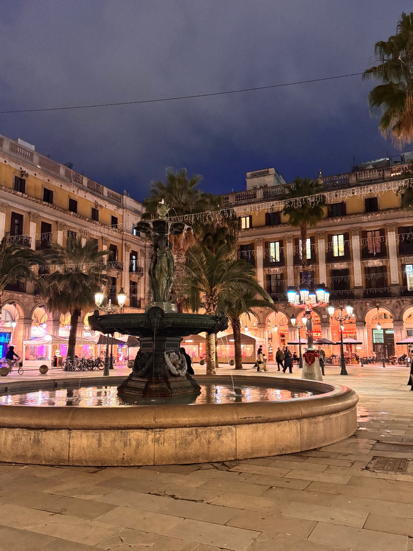 Royal Square (Plaça Reial) - Barcelona cafe