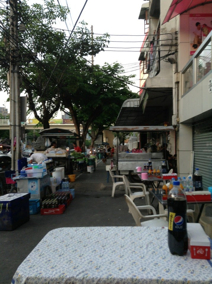 อาหารตามสั่งข้างวัดเศวตฉัตร Logo