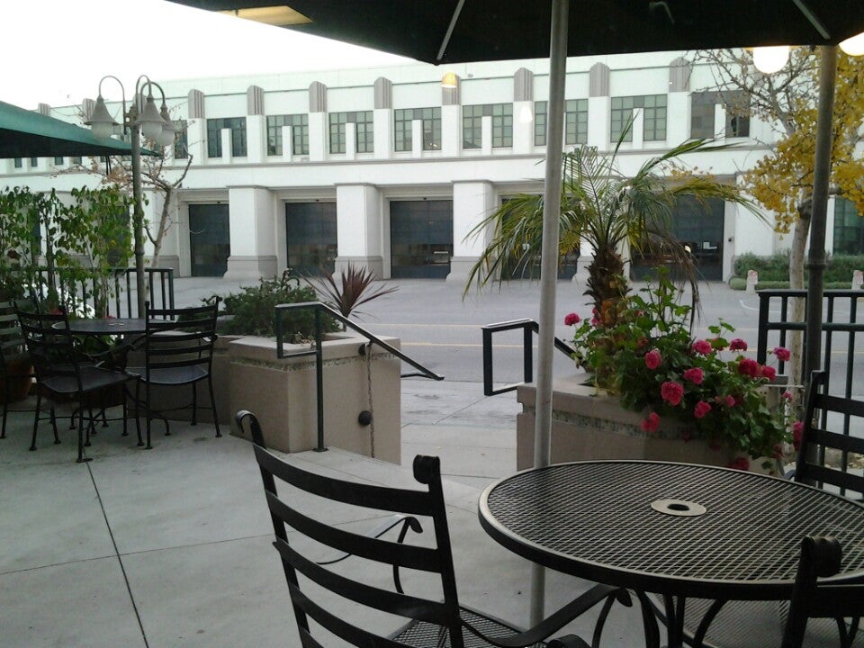 Kelly's Coffee & Fudge Factory, a cafe