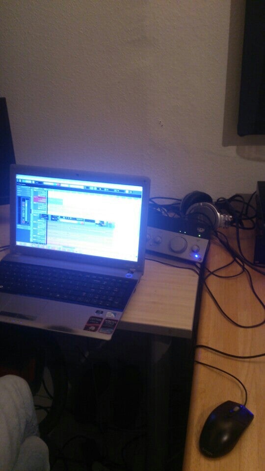 Dzied Un Spēlē " Frequent Mood " Logo