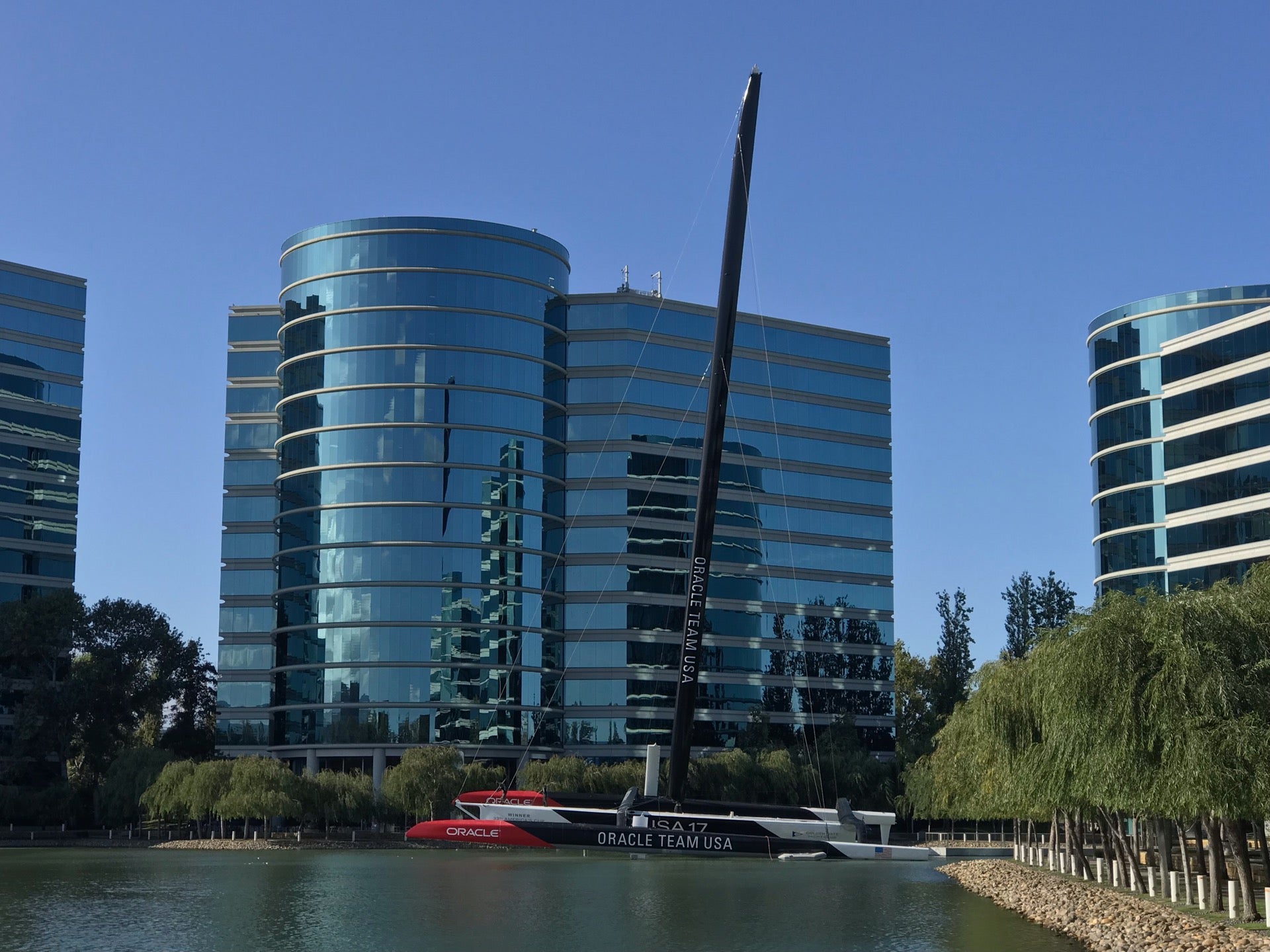 Oracle 600 Building Logo
