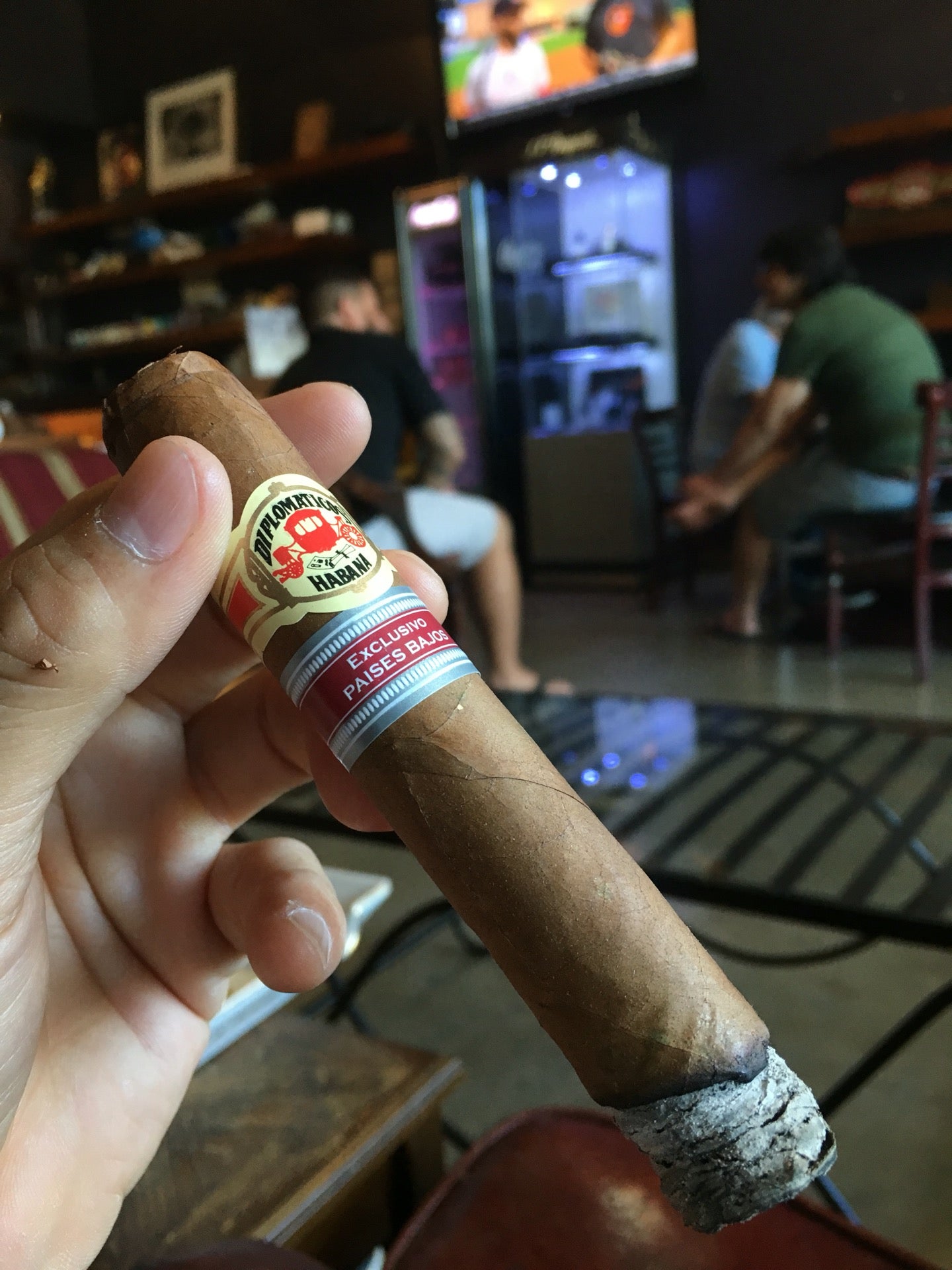 V Cut Cigar Lounge, a bar in Los Angeles