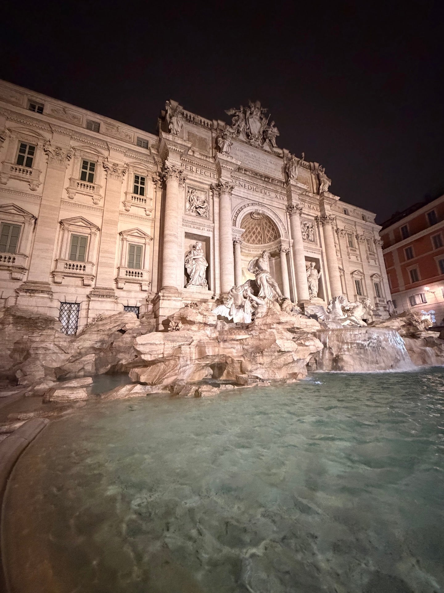 Trevi Fountain (Fontana di Trevi) - Rome cafe